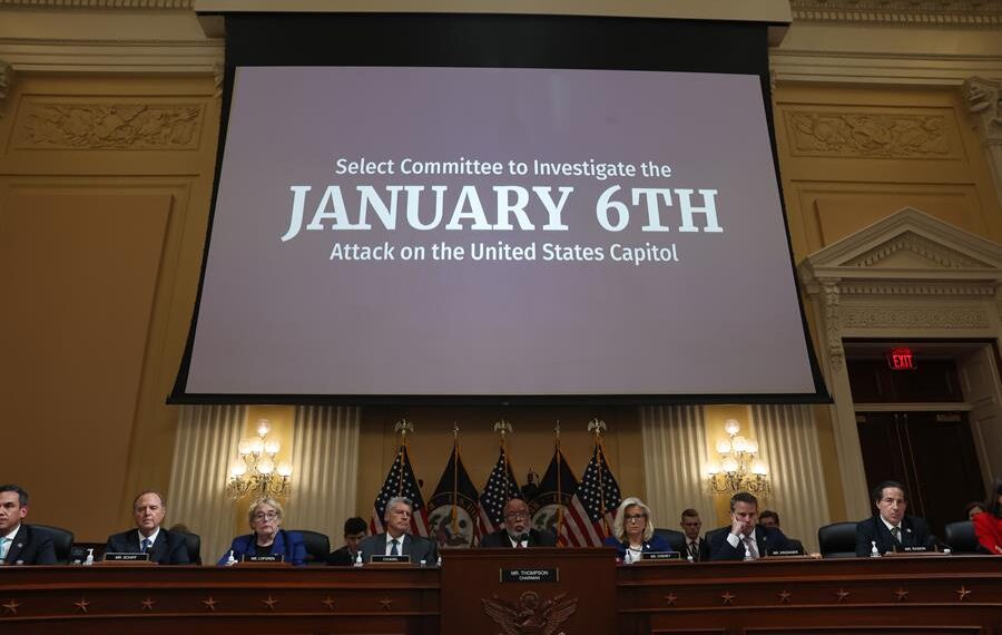 Vista de miembros del comité legislativo que investiga el asalto del 6 de enero de 2021 al Capitolio estadounidense, en una fotografía de archivo. EFE/Michael Reynolds