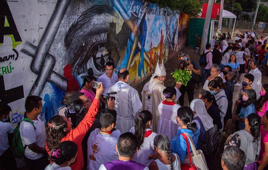 Amigos y familiares de migrantes asisten a una misa en el sitio del accidente donde fallecieron 56 migrantes, hoy en el municipio de Chiapa de Corzo, Chiapas (México). EFE/Carlos López