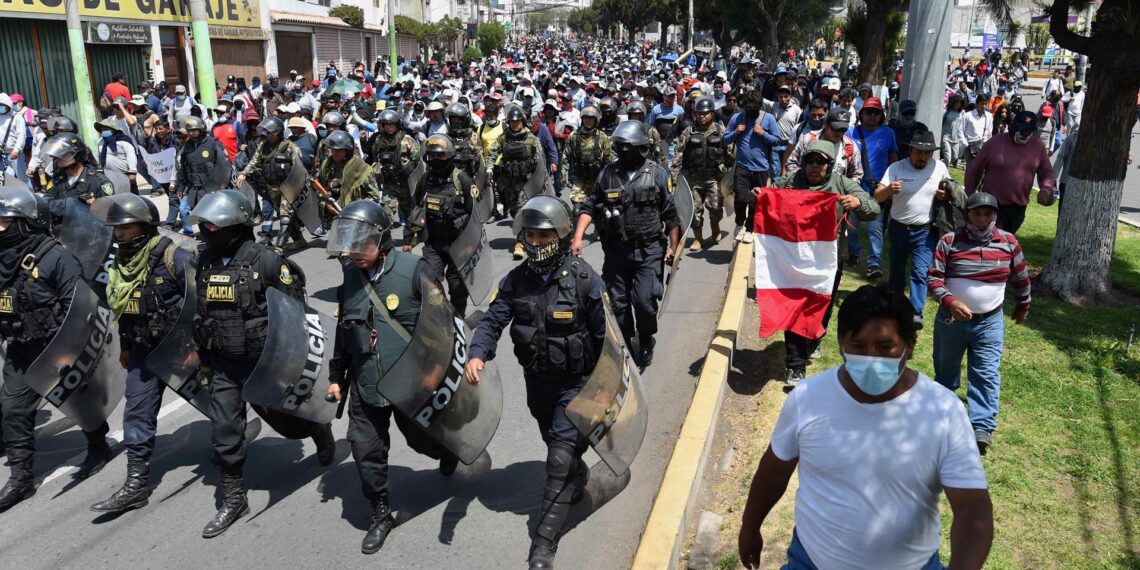 Un escuadrón policial fue registrado este miércoles, 14 de diciembre, al custodiar una manifestación en Arequipa (Perú). EFE/José Sotomayor