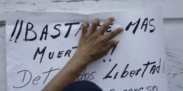 Fotografía de archivo que cuelga un cartel de protesta en Lima (Perú). EFE/ Bienvenido Velasco