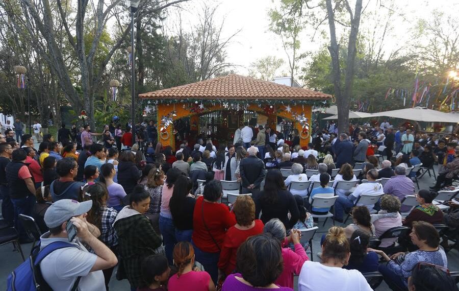 Familiares, amigos y admiradores participan en una misa por el aniversario luctuoso del cantante de música regional mexicana, Vicente Fernández hoy en el rancho Los Tres Potrillos en Tlajomulco, estado de Jalisco (México). EFE/Francisco Guasco