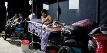 Heridos son atendidos en el hospital regional de Ayacucho tras una jornada de protestas, ayer, en Ayacucho (Perú). EFE/Miguel Gutiérrez