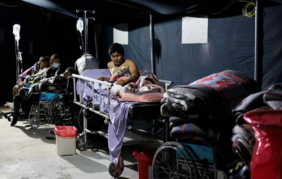 Heridos son atendidos en el hospital regional de Ayacucho tras una jornada de protestas, ayer, en Ayacucho (Perú). EFE/Miguel Gutiérrez