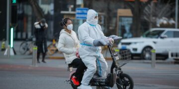 Un trabajador sanitario voluntario circula por las calles de Pekín este 30 de noviembre. EFE/EPA/WU HAO
