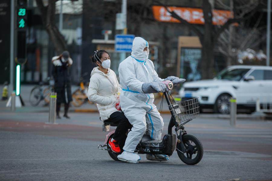 Un trabajador sanitario voluntario circula por las calles de Pekín este 30 de noviembre. EFE/EPA/WU HAO