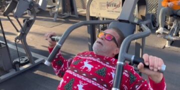 Arnold Schwarzenegger  compartió un saludo navideños haciendo ejercicio y deseando lo mismo para sus seguidores (Foto: Twitter)