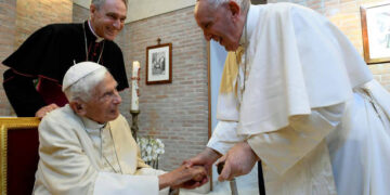 El papa Francisco visitó hace poco a su predecesor Benedicto XVI e informó que se encontraba mal de salud (Foto: Getty Images)