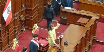 Dina Boluarte juramentó como la nueva presidenta del Perú