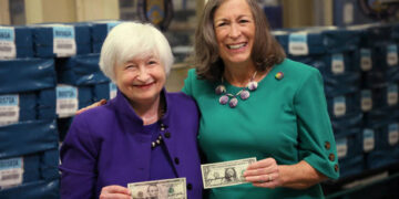 La secretaria del Tesoro, Janet Yellen, y la tesorera de nacional, Lynn Malerba, posan con los primeros dólares firmados por dos mujeres (Créditos: Getty Images)