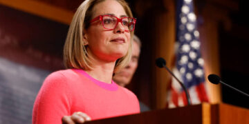 La senadora por Arizona, Kyrsten Sinema, anunció se separación del partido demócrata (Créditos: Getty Images)
