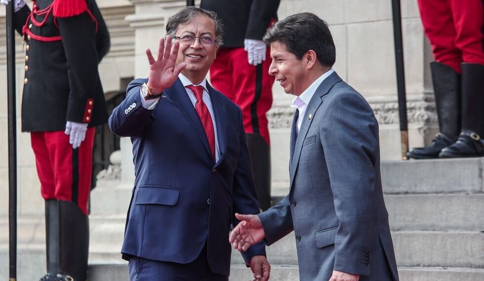 Gustavo Petro saluda a Pedro Castillo antes de un encuentro presidencial en Lima, el 29 de agosto de 2022 (Créditos: EFE)