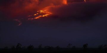 El mayor volcán activo del mundo entró en erupción la noche del domingo luego de una pausa de casi 40 años (Créditos: AP Photo)