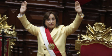 La abogada Dina Boluarte saluda tras ser juramentada como nueva presidenta del Perú en la sede del Congreso en Lima (Perú). EFE/ Paolo Aguilar