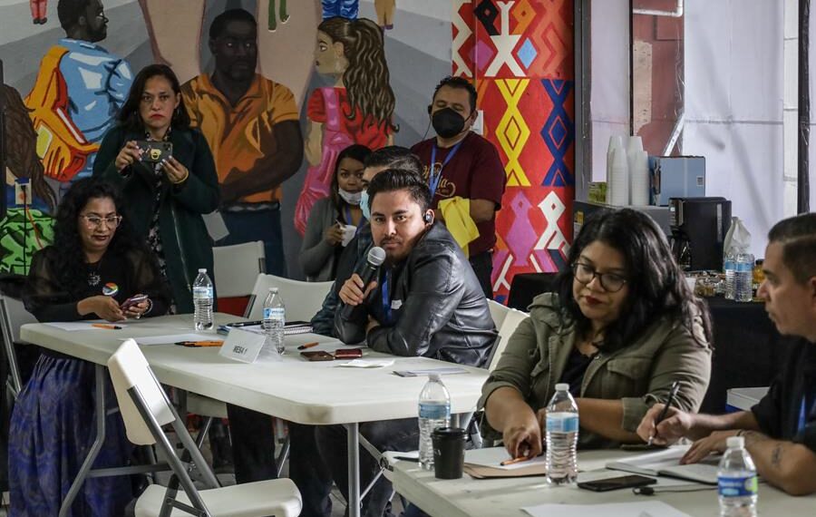 Migrantes, activistas y representantes de las comunidades indígenas y LGBT+ participan hoy en un foro en el albergue Espacio Migrante en Tijuana, Baja California (México). EFE/Joebeth Terríquez