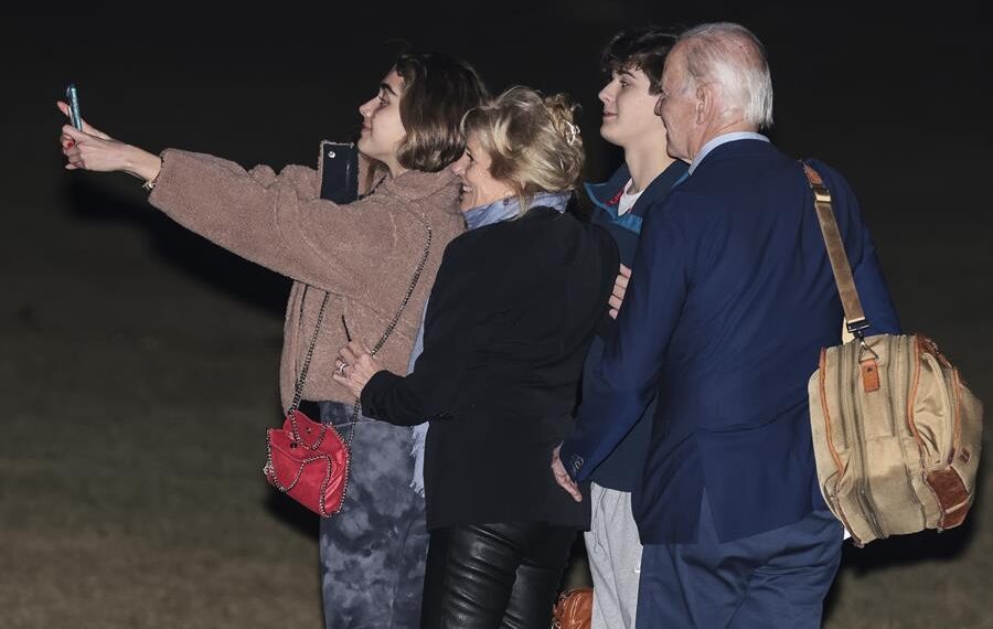 El presidente estadounidense, Joe Biden (d), la primera dama Jill Biden (2-i) y sus nietos, Natalie (i) y Robert Biden (2-d), se toman una selfie antes de abordar el Marine One en la Casa Blanca, en Washington (EE.UU.), este 27 de diciembre de 2022. EFE/EPA/Oliver Contreras/Pool