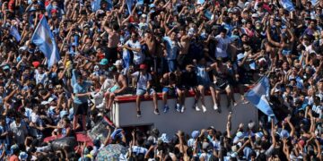 Miles de argentinos han salido a las calles de Buenos Aires para recibir a la selección de fútbol (Créditos: AFP)
