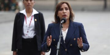 La nueva presidenta de Perú, Dina Boluarte, ofrece declaraciones hoy, en el Palacio de Gobierno en Lima (Perú). EFE/ Paolo Aguilar