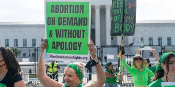 Personas se manifiestan a favor del derecho al aborto, en Washington (EE.UU.), en una fotografía de archivo. EFE/Eric Lee