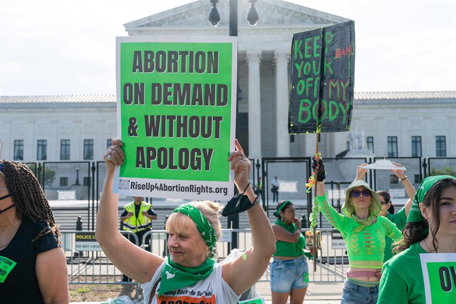 Personas se manifiestan a favor del derecho al aborto, en Washington (EE.UU.), en una fotografía de archivo. EFE/Eric Lee