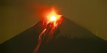 Imagen de archivo del pasado mes de agosto de la actividad eruptiva del volcán Sangay, desde la parroquia San Isidro, en el Parque Nacional Sangay, en la ciudad de Macas (Ecuador). EFE/José Jácome