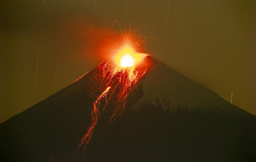 Imagen de archivo del pasado mes de agosto de la actividad eruptiva del volcán Sangay, desde la parroquia San Isidro, en el Parque Nacional Sangay, en la ciudad de Macas (Ecuador). EFE/José Jácome