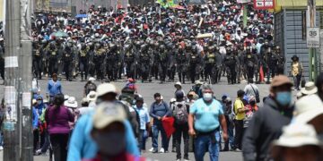 Un contingente policial fue registrado este miércoles, 14 de diciembre, al vigilar una manifestación en Arequipa (Perú). EFE/José Sotomayor