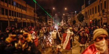 Cientos de manifestantes son vistos en una calle del centro de Lima (Perú), este 12 de diciembre de 2022. EFE/Aldair Mejía