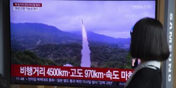 Foto de archivo de una mujer ve en la televisión el lanzamiento de un misil norcoreano. EFE/EPA/JEON HEON-KYUN