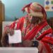 Fotografía de archivo de un ciudadano de la comunidad campesina Quelccanqa vota en el centro de votación colegio Ollantay del centro poblado de Ollantaytambo en el departamento del Cuzco (Perú). EFE/Gaby Quintero