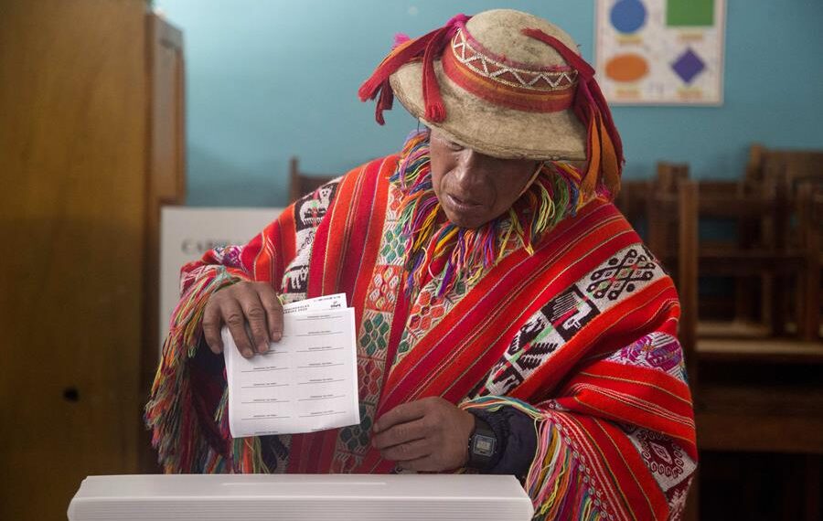 Fotografía de archivo de un ciudadano de la comunidad campesina Quelccanqa vota en el centro de votación colegio Ollantay del centro poblado de Ollantaytambo en el departamento del Cuzco (Perú). EFE/Gaby Quintero