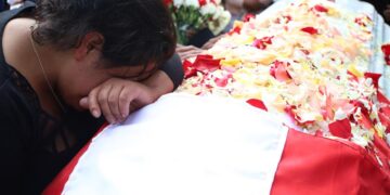 Familiares de los fallecidos en Perú por la crisis que vive el país se reúnen para honrar a sus seres queridos. Foto de archivo. EFE/ Miguel Gutiérrez