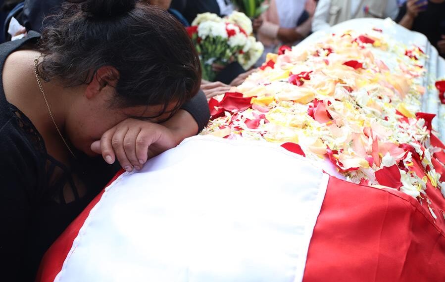 Familiares de los fallecidos en Perú por la crisis que vive el país se reúnen para honrar a sus seres queridos. Foto de archivo. EFE/ Miguel Gutiérrez