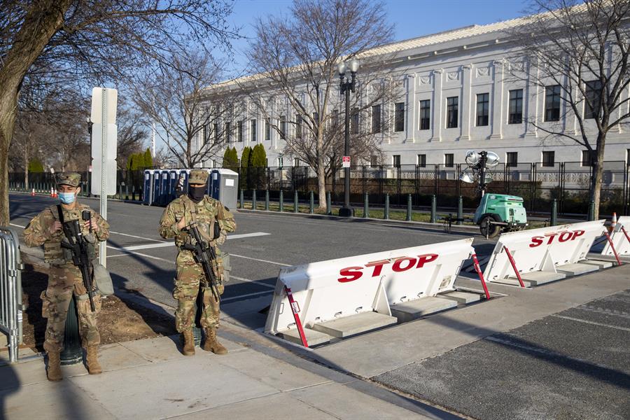 Miembros de la Guardia Nacional afuera del Capitolio, en Washington, en una fotografía de archivo. EFE/EPA/Shawn Thew