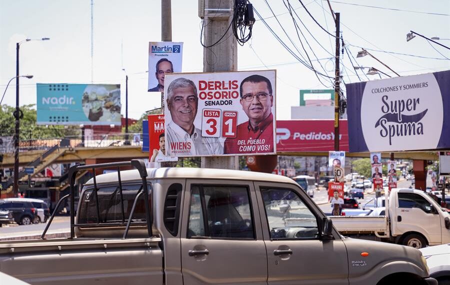 Fotografía de archivo, tomada el pasado 16 de diciembre, en la que se registró propaganda electoral de diversos candidatos y partidos para la elecciones primarias paraguayas, en las calles de Asunción (Paraguay). EFE/Nathalia Aguilar