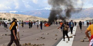 Decenas de personas ingresan al aeropuerto de Ayacucho durante unas protestas hoy, en Ayacucho (Perú). EFE/Miguel Gutiérrez