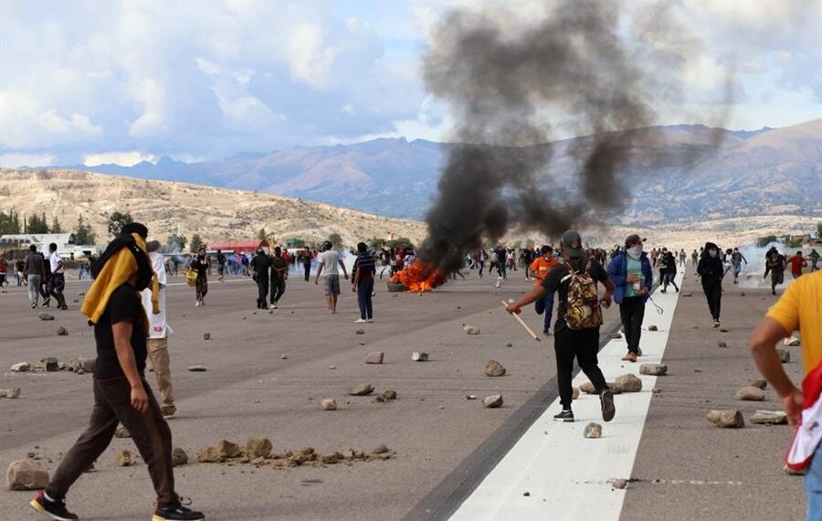 Decenas de personas ingresan al aeropuerto de Ayacucho durante unas protestas hoy, en Ayacucho (Perú). EFE/Miguel Gutiérrez