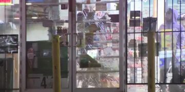 Los ladrones se llevaron el cajero automático del interior de una tienda local de Atlanta (Créditos: FOX 5 Atlanta)