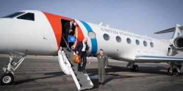 Fotografía divulgada por el Departamento de Seguridad Nacional de los Estados Unidos (US DHS) donde aparece su secretario, Alejandro Mayorkas, mientras baja del avión a su llegada a la ciudad de El Paso, Texas.EFE/US DHS