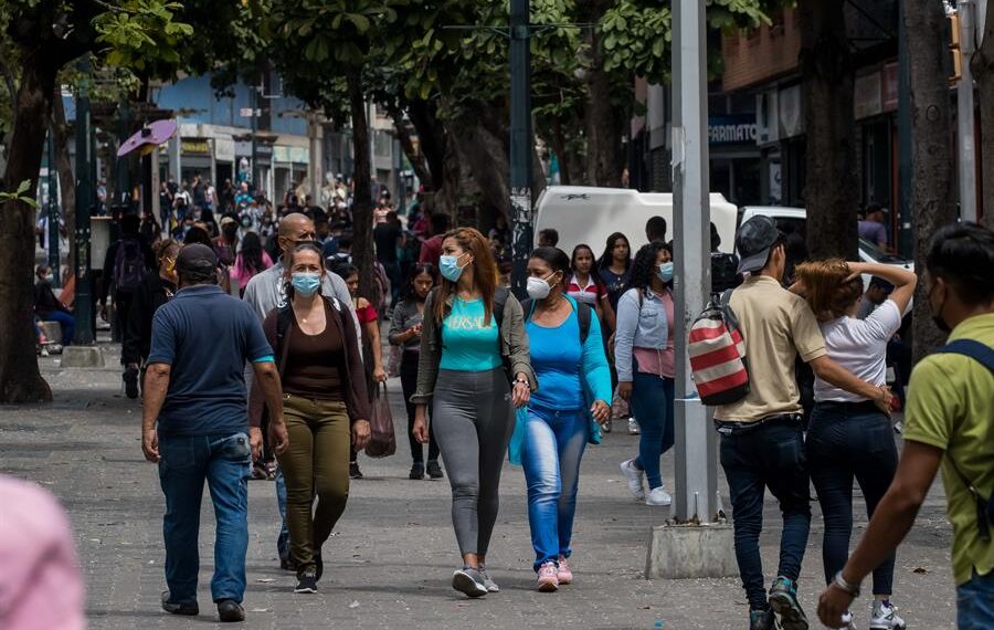 Grupos de personas caminan por una zona comercial, en Caracas (Venezuela), en una fotografia de archivo. EFE/ Miguel Gutiérrez