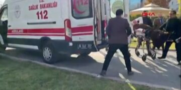 Un diputado de Turquía tuvo que ser trasladado de emergencia tras recibir un fuerte golpe en la cabeza