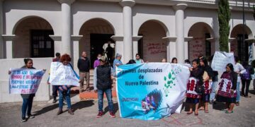 Un grupo de indígenas, protestan hoy frente al palacio de justicia de los Altos, de SanCristóbal de las Casas, en el estado de Chiapas. EFE/ Carlos López