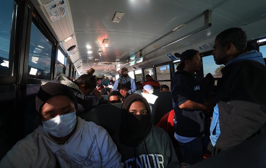 Migrantes a su llegada a la frontera norte de México hoy, en Ciudad Juárez, estado de Chihuahua (México). EFE/Luis Torres