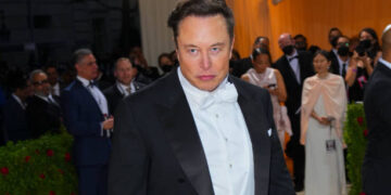 Elon Musk fue abucheado por varios minutos cuando subió al escenario junto con Dave Chapelle (Créditos: Getty Images)