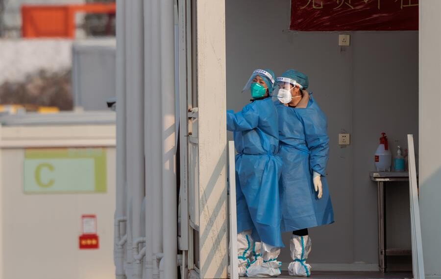 Imagen de los recintos creados en China para enfermos leves de Covid en un momento de expansión de la pandemia. EFE/EPA/ALEX PLAVEVSKI