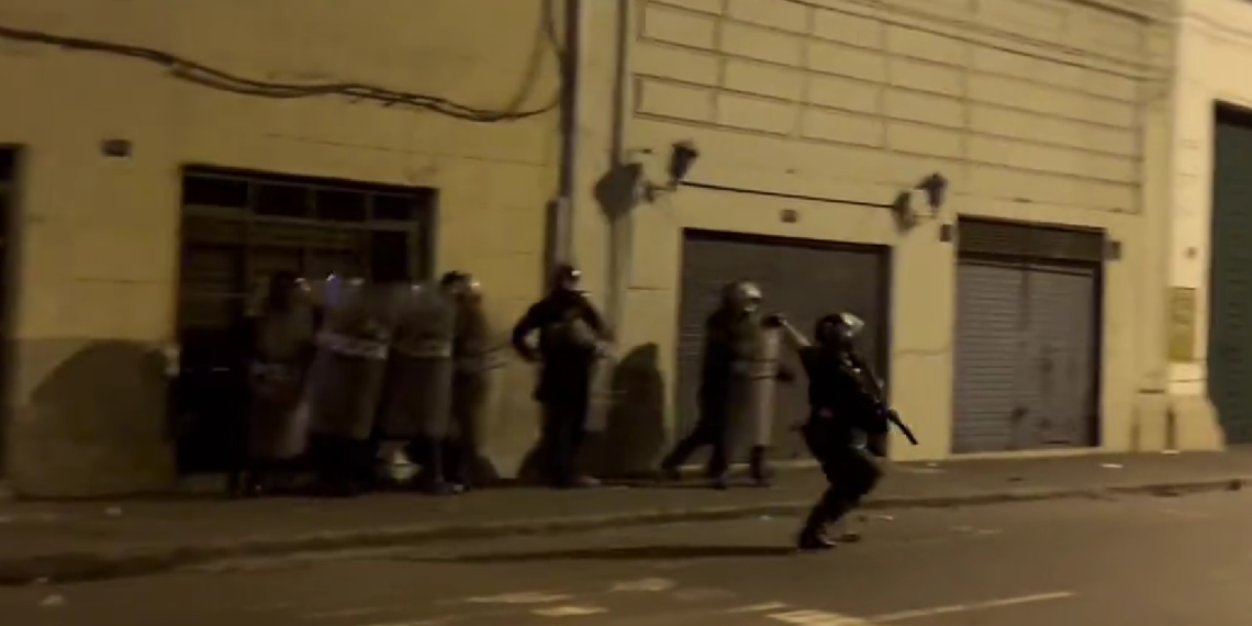 Captura de pantalla. Policías se enfrentan con manifestantes.
