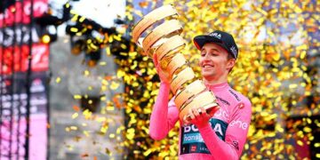 VERONA, ITALY - MAY 29: Jai Hindley of Australia and Team Bora - Hansgrohe Pink Leader Jersey celebrates at podium with the  Trofeo Senza Fine as overall race winner during the 105th Giro d'Italia 2022, Stage 21 a 17,4km individual time trial stage from Verona to Verona / ITT / #Giro / #WorldTour / on May 29, 2022 in Verona, Italy. (Photo by Michael Steele/Getty Images)