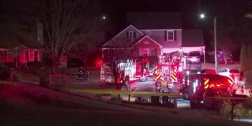 Según los vecinos, eran dos hermanos quienes vivían en a casa que sufrió el incendio (Foto: FOX 5 Atlanta)