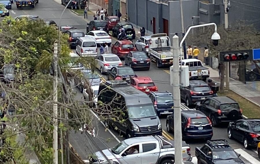 Diversos vehículos bloquearon la entrada a la Embajada de México en Lima antes el peligro de fuga de Pedro Castillo (Fuente: Twitter @launicamagnolia)