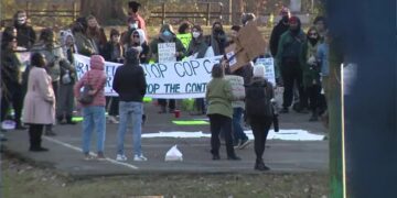 Un grupo de manifestantes se reunió para protestar en contra de la construcción de "Cop City" (Fuente: FOX 5 Atlanta)