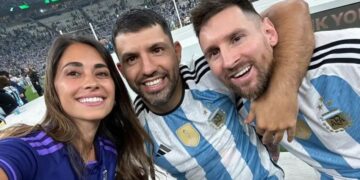 Antonela Roccuzzo y el Kun Agüero podrían ser sancionados por haber tocado la Copa Mundial de fútbol (Foto: Instagram)